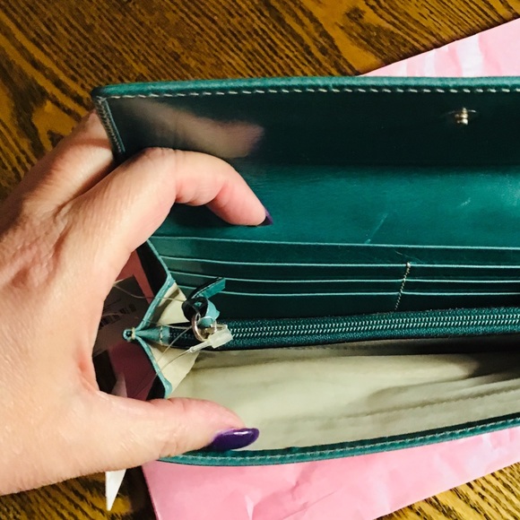 Gorgeous Kate Spade Wallet - Picture 2 of 6